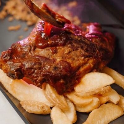 Фирменные свиные ребра черри с картофелем по-деревенски в Чили Gurman Сlub по цене 880 ₽