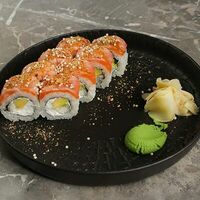 Ролл с лососем, грушей и карамелью в FRIENDLOUNGE