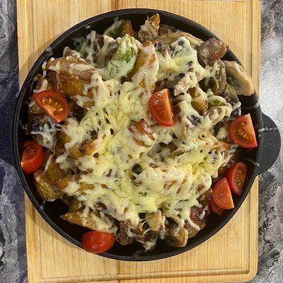 Сковородка по-русски со свининой в Суши-бар Макото по цене 700 ₽