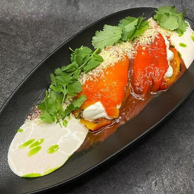 Маринованные перцы с сыром надуги и соусом из чернослива в Бумбараш по цене 515 ₽