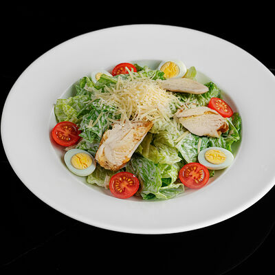 Салат Цезарь с курицей в Nest по цене 555 ₽