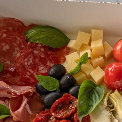 Сырно-мясная тарелка в Mybion по цене 1200 ₽