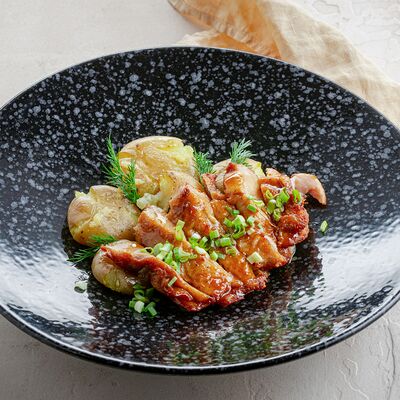 Филе бедра фермерского цыплёнка с молодым картофелем в Иван да Марья по цене 1040 ₽