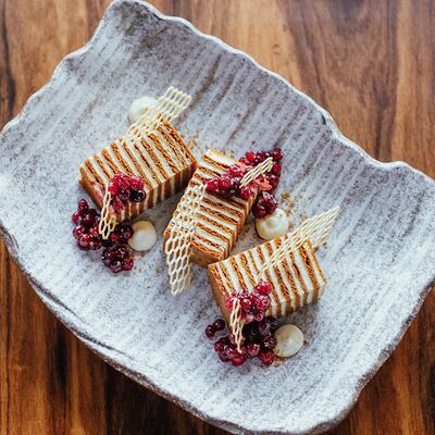 Медовик в Макадамия по цене 520 ₽