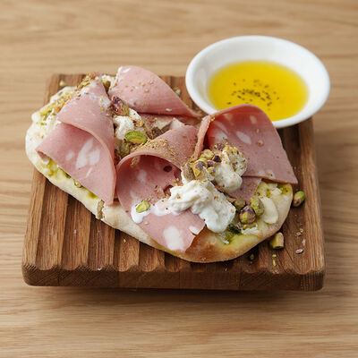 Мортаделла, страчателла, фисташки в Salt по цене 790 ₽