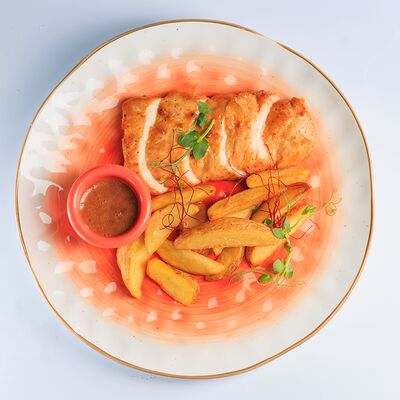 Стейк из курицы с картофельными дольками в Семейный ресторан Tiki&Taki по цене 650 ₽