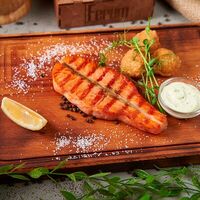 Стейк из лосося с цветной капустой и соусом тартар в Рестобар Ферум