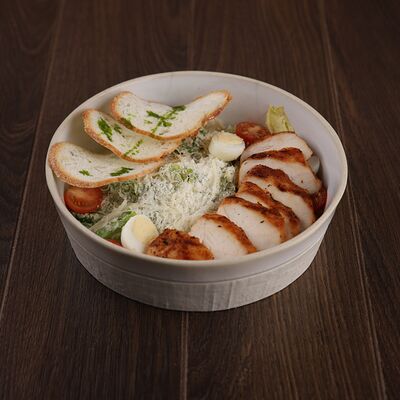 Цезарь с курицей в Mis по цене 780 ₽