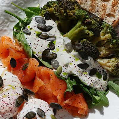 Большой завтрак с лососем и брокколив Просто Азия x Десертория по цене 880 ₽