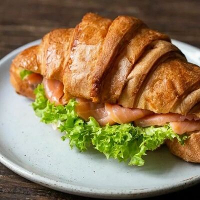 Круассан с красной рыбой и сливочным сыром в Пекарня Буханка по цене 369 ₽