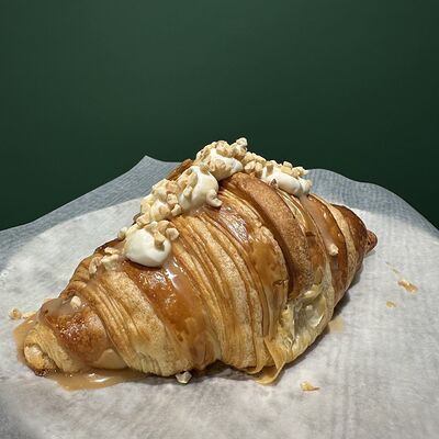 Круассан Мягкая карамель в Круассан по цене 585 ₽