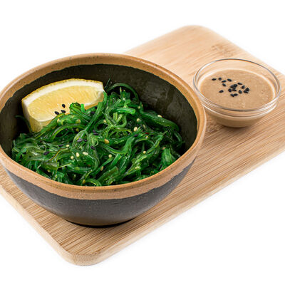Салат из водорослей чука с кунжутным соусом в Wok & Roll по цене 540 ₽