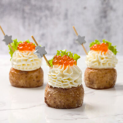 Канапе из картофеля Бэби со сливочным сыром и красной икрой в MOSCOW FOOD Кейтеринг по цене 3030 ₽