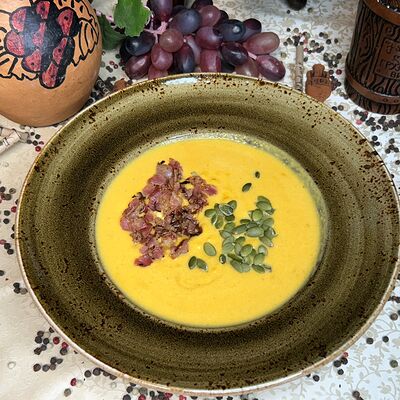 Крем-суп из тыквы с беконом и семечками в Хинкали vs Хачапури по цене 520 ₽