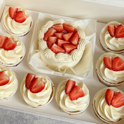 Комбо-набор бенто-торт и 8 капкейков с клубникой в Lipatik sweets по цене 4690 ₽