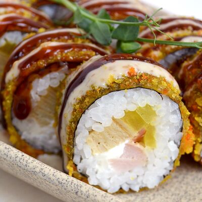 Жареный ролл с курицей и унаги-соусом в Держи рыбу по цене 1000 ₽