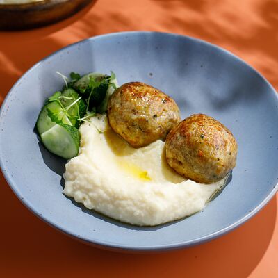 Куриные котлеты с картофельным пюре в Двор Помидор по цене 660