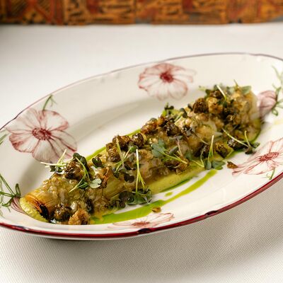 Запеченый лук-порей с фисташковым ромеско в Воронеж по цене 750 ₽