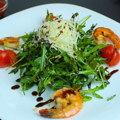Рукола с креветками под цитрусовым соусом в Луна по цене 740 ₽