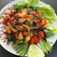 Теплый салат с курицей и жареными овощами в На шампуре