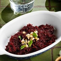 Свекольный салат с грецким орехом и черносливом в Катюша Katyusha