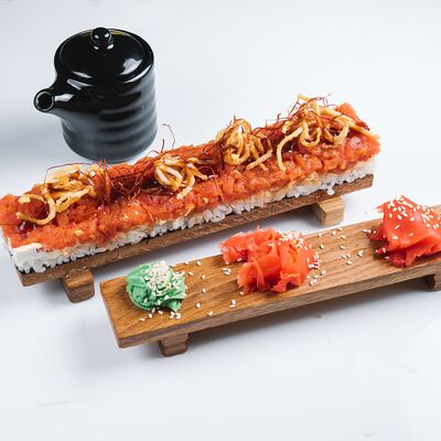 Осидзуси с тунцом и соусом Пад-Тайв Кайфын по цене 720 ₽