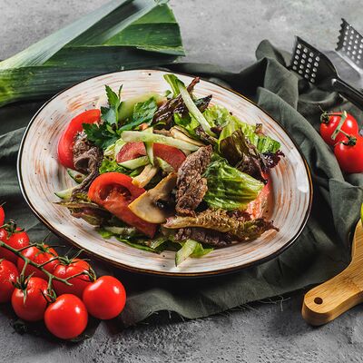 Теплый салат с говядиной в Maki Family по цене 319