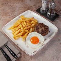 Бифштекс рубленный из говядины с картофелем фри в Преснявары Бар