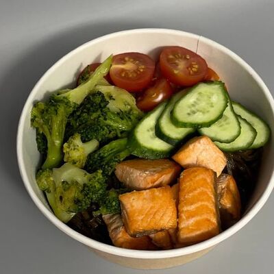 Гречневая лапша с лососем и брокколив Sushiap по цене 610 ₽