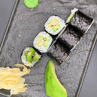 С авокадо в Hiro суши-бар по цене 200 ₽