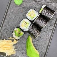 С авокадо в Hiro суши-бар