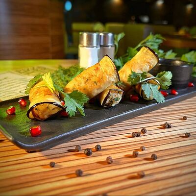 Рулетики из баклажан с сыром Сулугуни в Пивная №1 по цене 565 ₽