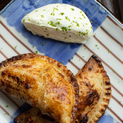 Эмпанада с крабом, черной треской и голландским соусом в Padron по цене 1090 ₽