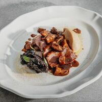 Утиная грудка с белыми грибами и сельдереем в Sage