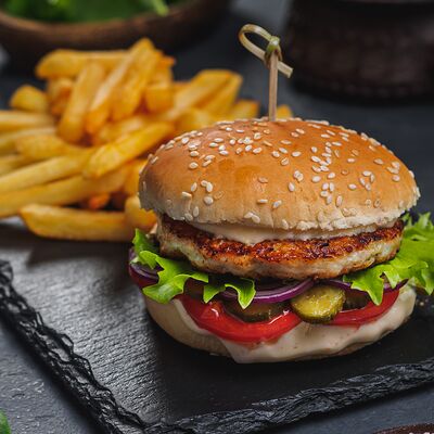 Мини-бургер с курицей и картофелем фри в Мушу по цене 525