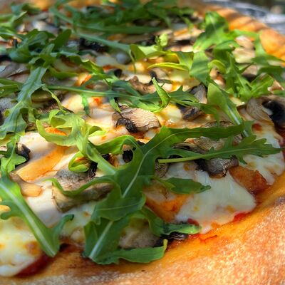 Пицца с курицей и грибами в Чёрноморская пицца по цене 650 ₽