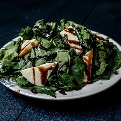 Салат с шпинатом и брынзой под соусом бальзамик в Da Vinci Coffee по цене 3000 ₸