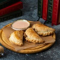 Корнуэльские пирожки с креветками и сливочным сыром в McKey Pub & Restauraunt
