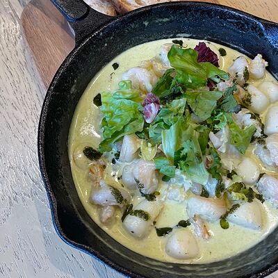 Креветки и кальмар в сливочном соусе с чимичуррив Bistro Оstro по цене 990 ₽