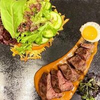 Салат с теплой телятиной и домашним соусом барбекю в Lemongrass