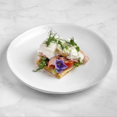 Сырная вафля с беконом и яйцом пашот в Семейное бистро Монти по цене 480 ₽