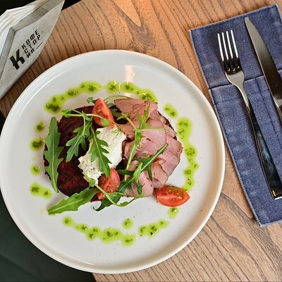 Овощные оладьи из свеклы с ростбифом в Кофестория по цене 720 ₽