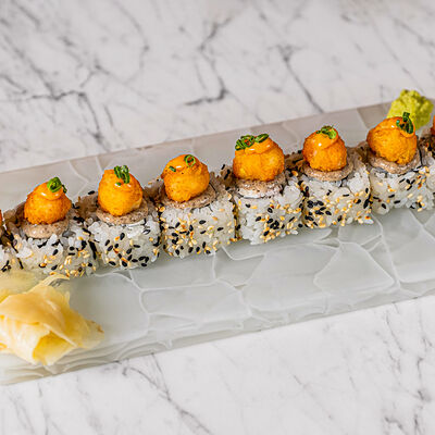 Ролл Креветка темпура с крабом в Dragon по цене 1460 ₽