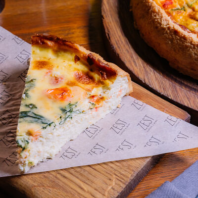 Тарт с копченой семгой, шпинатом и моцареллой в Zest Coffee & Wine по цене 370 ₽