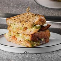 Сэндвич с соусом песто и курицейв People