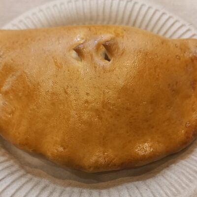 Закрытая пицца с мясом в Кондитерская-пекарня Смайлик по цене 105 ₽