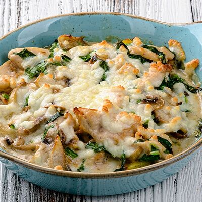 Куриное филе и шампиньоны, запеченные под моцареллой в Чили пицца по цене 600 ₽