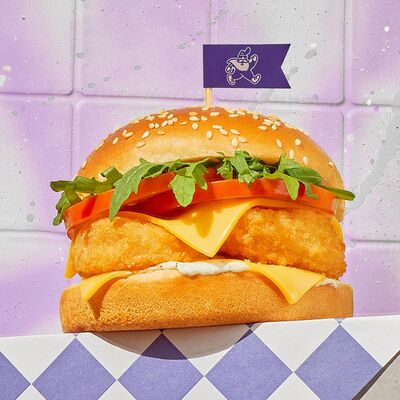 Бургер Хрустящая креветка-сыр в Dostaевский по цене 493 ₽