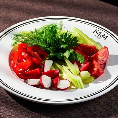 Овощная тарелка в База по цене 1100 ₽