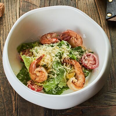 Цезарь с креветкамив Wine and Whiskey by Simple по цене 800 ₽